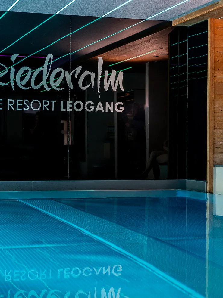 Mutter mit Baby entspannt am Innenpool im Good Life Resort Leogang