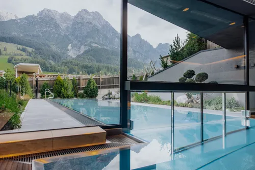 Infinity-Pool mit Bergblick in luxuriösem Wellnesshotel in den Alpen