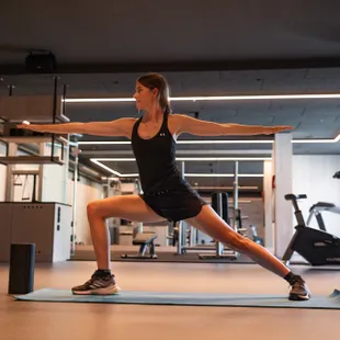 Dame im Fitnessraum - Yoga