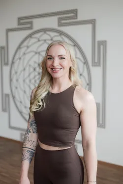 Blonde Dame lächelt in die Kamera - Yoga