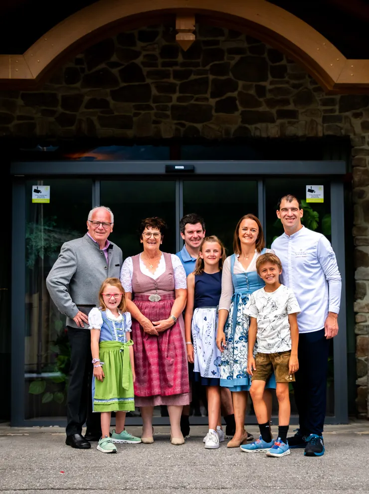Gastgeberfamilie des Good Life Resort Riederalm beim Eingang zum Hotel