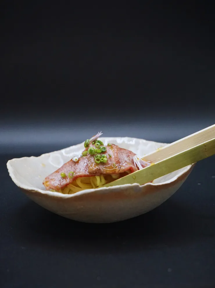 Wagyu Sashimi in kleiner Schale mit Zange als Besteck