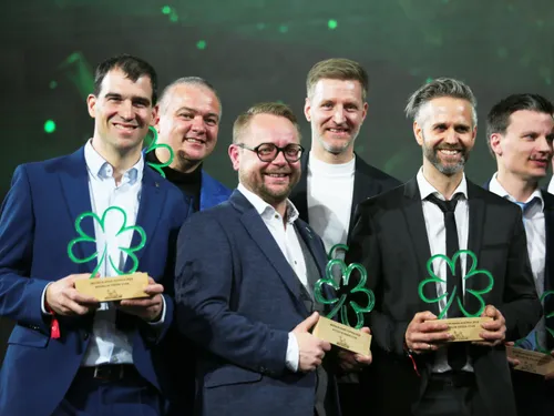 Gruppe lächelnder Männer mit Michelin Green Star Auszeichnungen bei einer Zeremonie