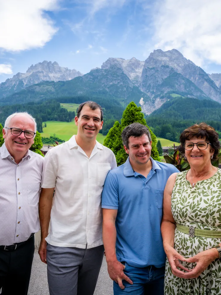 Familie Herbst vor den Steinbergen