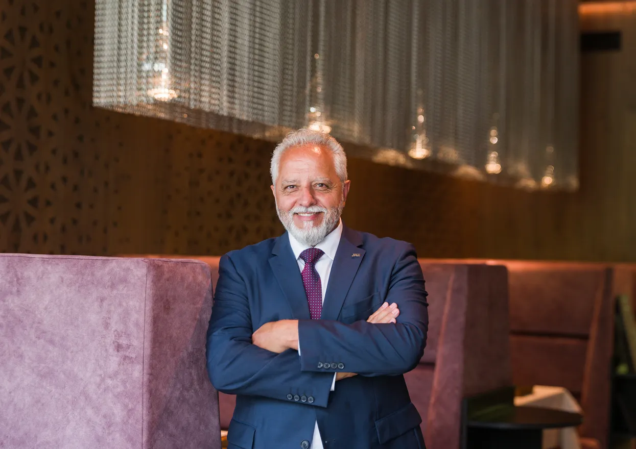 Älterer Mann im blauen eleganten Anzug im Restaurant 