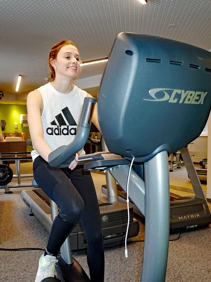 Am Rad im Fitnessraum Riederalm