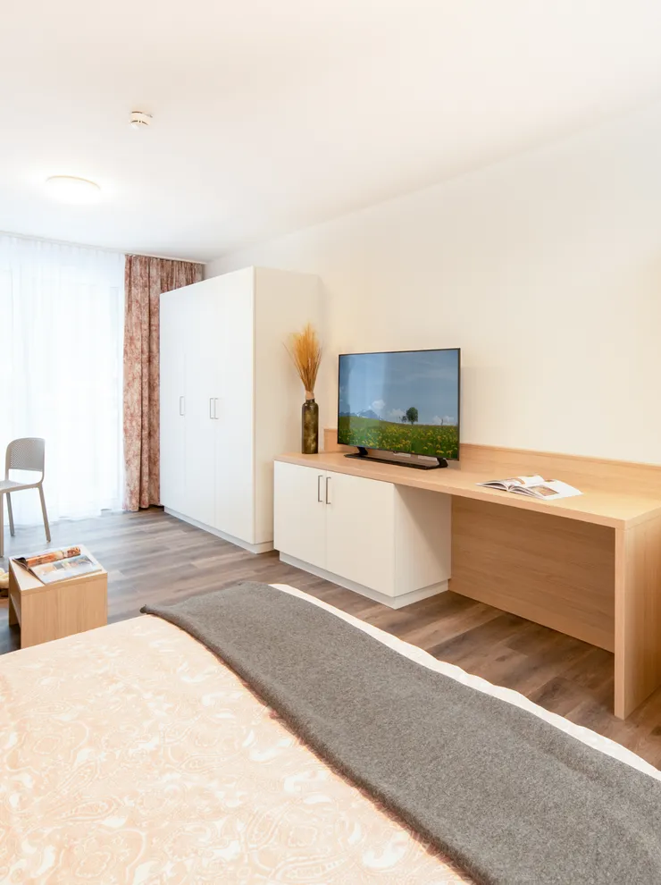 Modernes Studio-Apartment mit Kochnische, Fernseher, Bett und Sitzecke