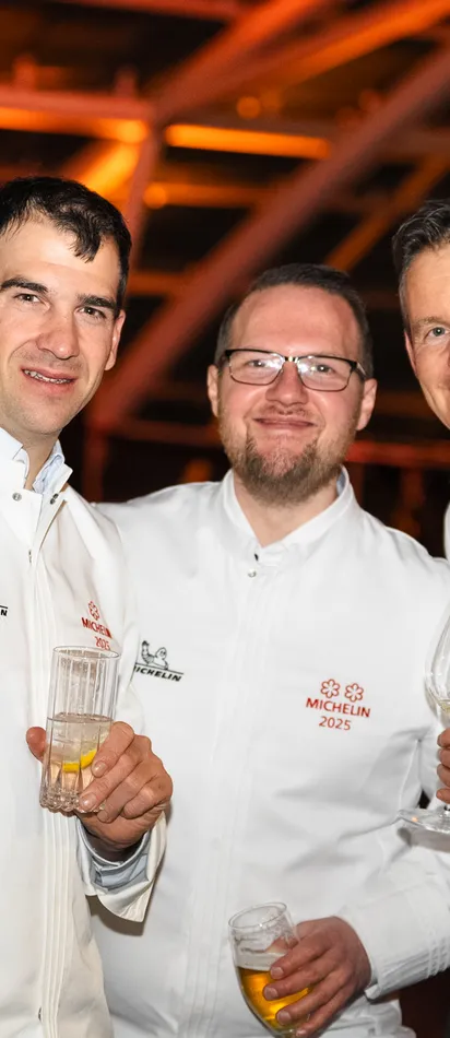 Vier Personen bei einem Michelin-Event 2025 mit Getränken in der Hand