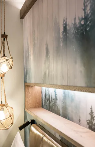 Rustikale Hängelampen mit Seil über Holzkopfteil und Waldmotiv-Tapete