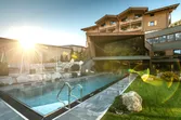 Luxushotel in den Alpen mit beheiztem Außenpool und Sonnenflare