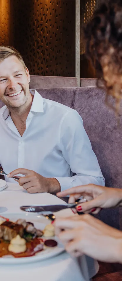 Paar genießt ein elegantes Abendessen mit Wein im stilvollen Restaurant
