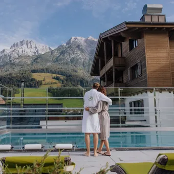 Familienpool mit Bergpanorama in Leogang