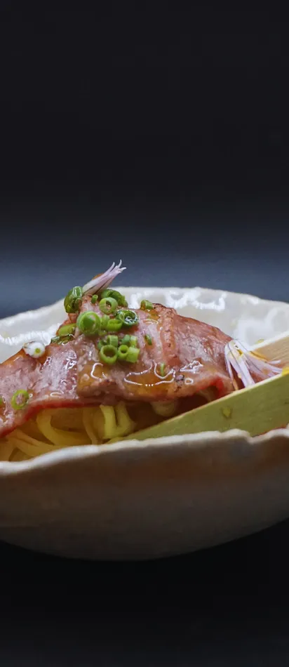 Gourmetgericht: Wagyu Sashimi mit Holz-Zange zum Essen 