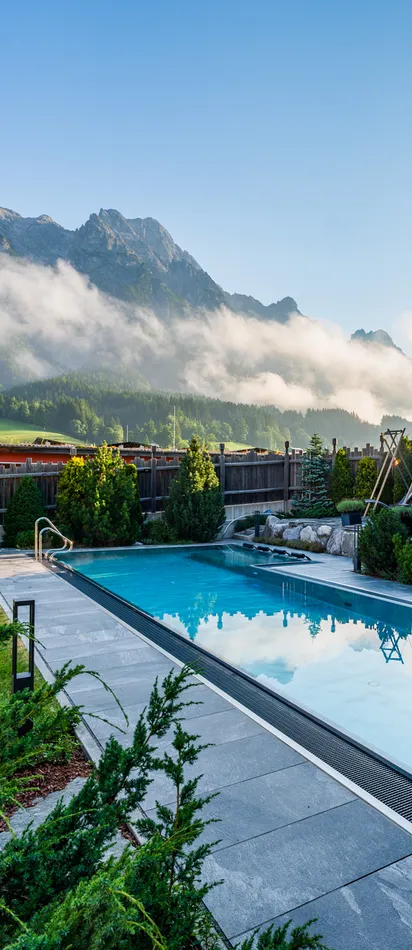Thermalpool mit Blick auf die Steinberge