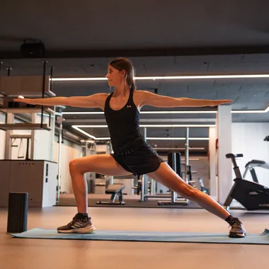 Dame im Fitnessraum - Yoga