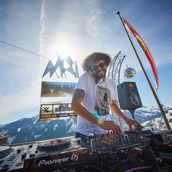 DJ-Auftritt bei den White Pearl Mountain Days mit schneebedeckten Alpen im Hintergrund