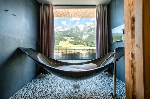 Modern freistehende Badewanne mit Bergblick im Luxus-Hotelzimmer