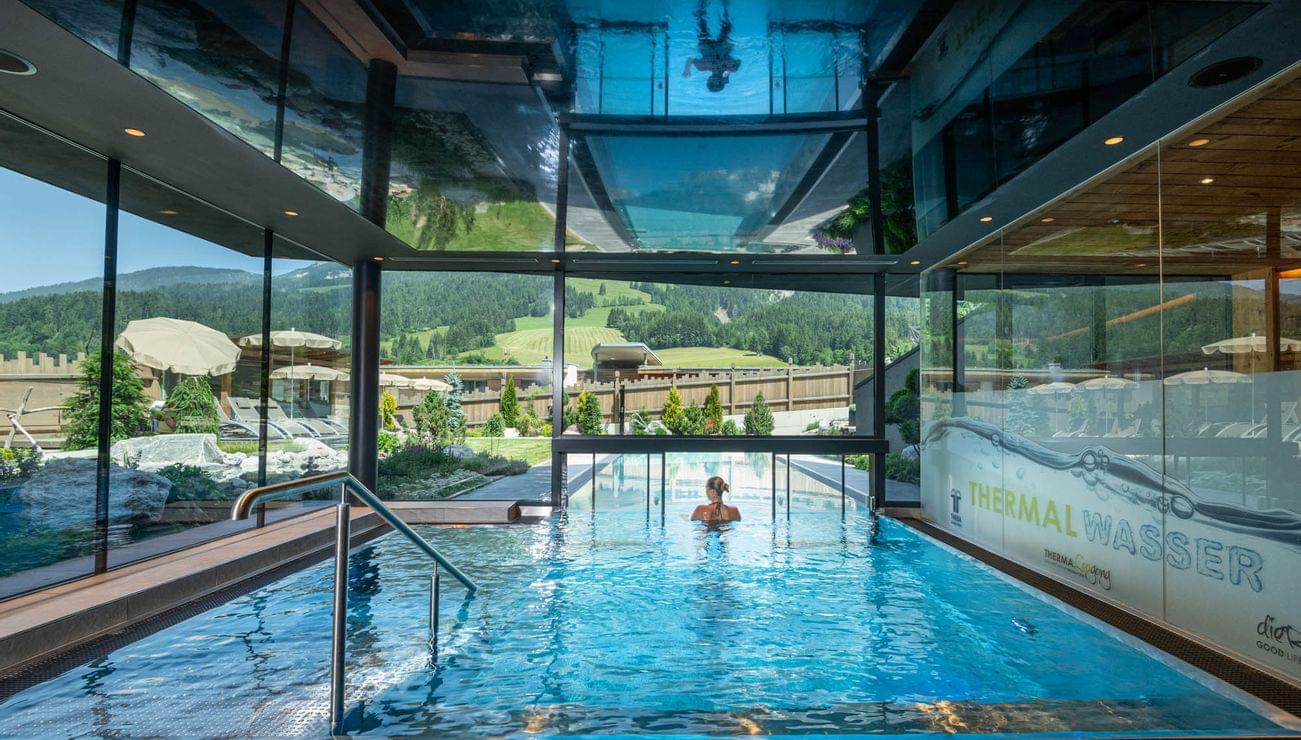 Schwimmen im Thermalpool