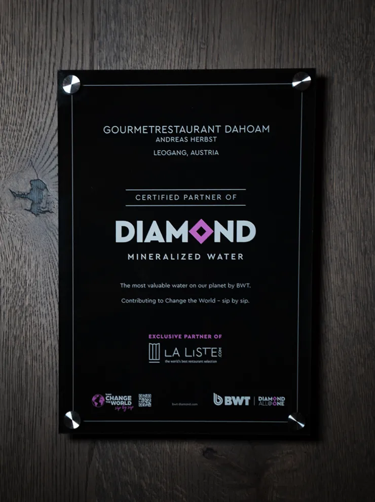 Tafel zeigt Gourmetrestaurant Dahoam als zertifizierten Partner von Diamond Mineralwasser