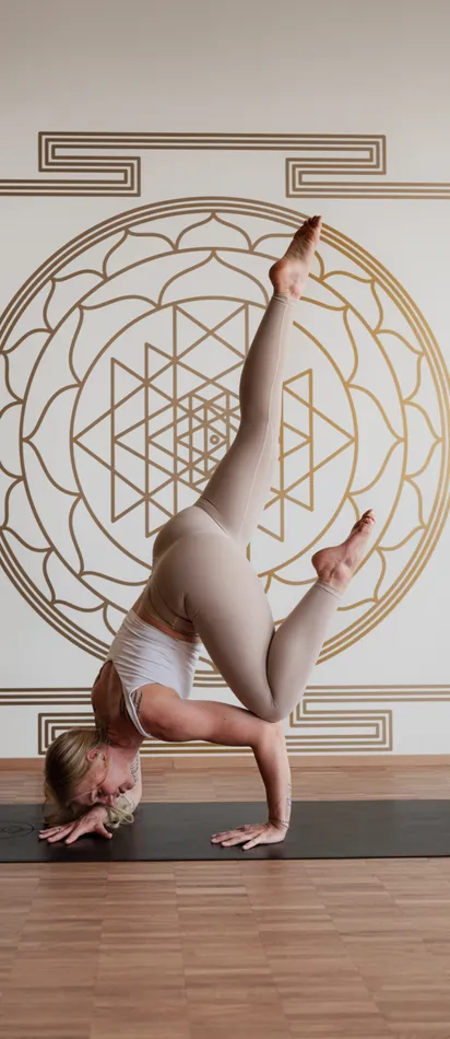 Dame in einer Yogaposition