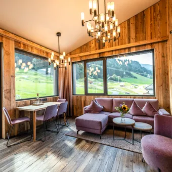 Wohnzimmer in der Deluxe Family Suite