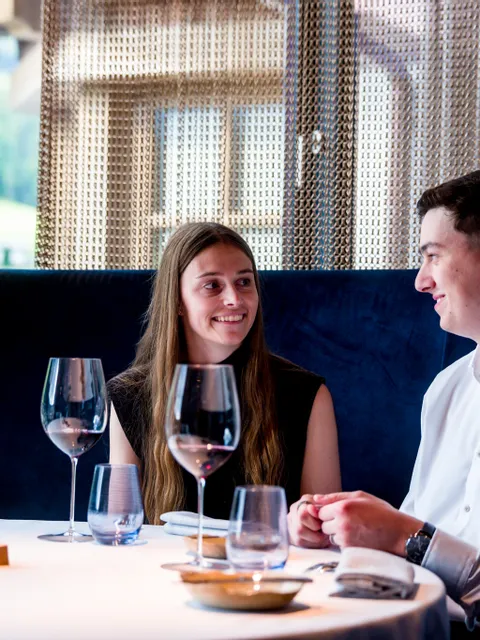 Paar genießt einen genussvollen Abend im Gourmetrestaurant im dahoam