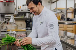 Andreas Herbst beim Kreieren in der nachhaltigen Riederalm-Küche