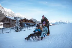 riederalm_carmen-huter_web_familie-rodeln-CH108936.jpg
