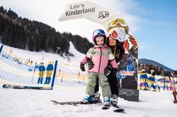 Kinder fahren Ski im Salzburgland