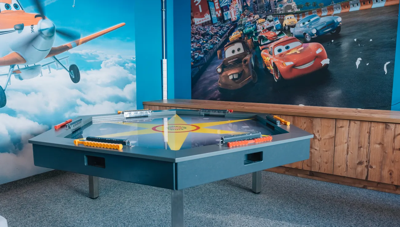 Spielzimmer für Kinder mit Cars- und Planes-Filmtapeten und interaktivem Spieltisch