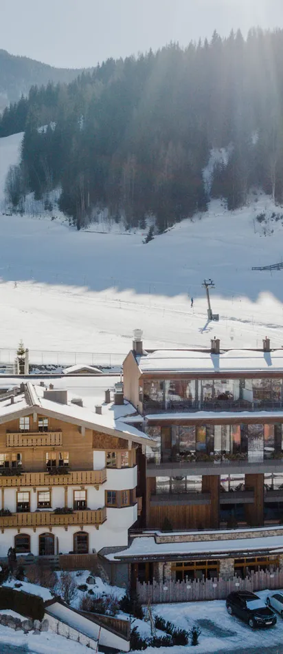 Luxuriöses Skiresort-Hotel am Fuße verschneiter Berghänge im Winter