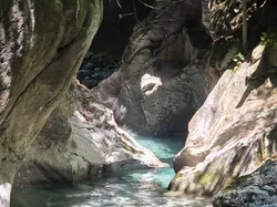 Das Wasser in der Seisenbergklamm hat sich imposant seinen Weg durch das Gestein gebahnt.