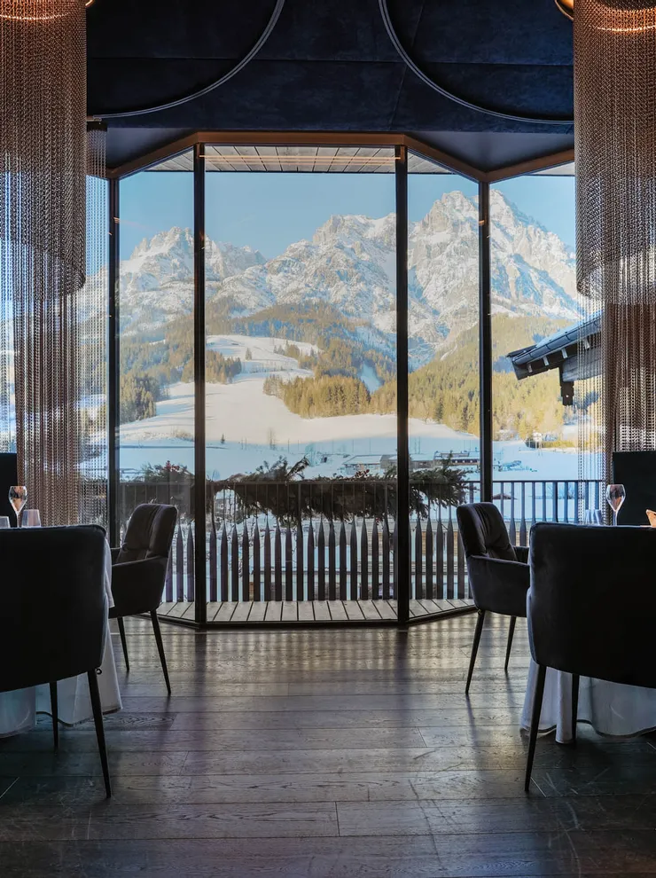 Elegantes Restaurant mit Bergblick durch große Panoramafenster