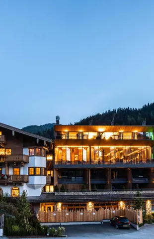 Außenansicht der Riederalm bei Nacht in Leogang