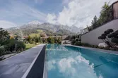Moderner Außenpool mit Bergblick in luxuriöser Alpenresort-Umgebung