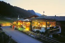 Almgartl in der Riederalm bei Nacht
