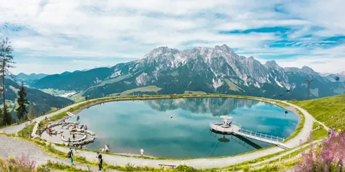 Malerischer Bergsee mit Wanderwegen und Panorama-Alpenblick im Sommer