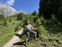 Wanderführer Reinhard erklärt welche Wundermittel die Natur bietet.
