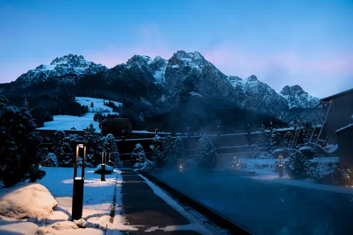 Thermalpool bei Nacht