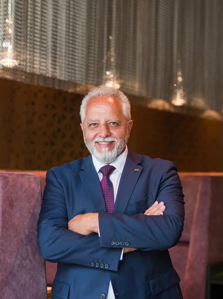 Älterer Mann im blauen eleganten Anzug im Restaurant 
