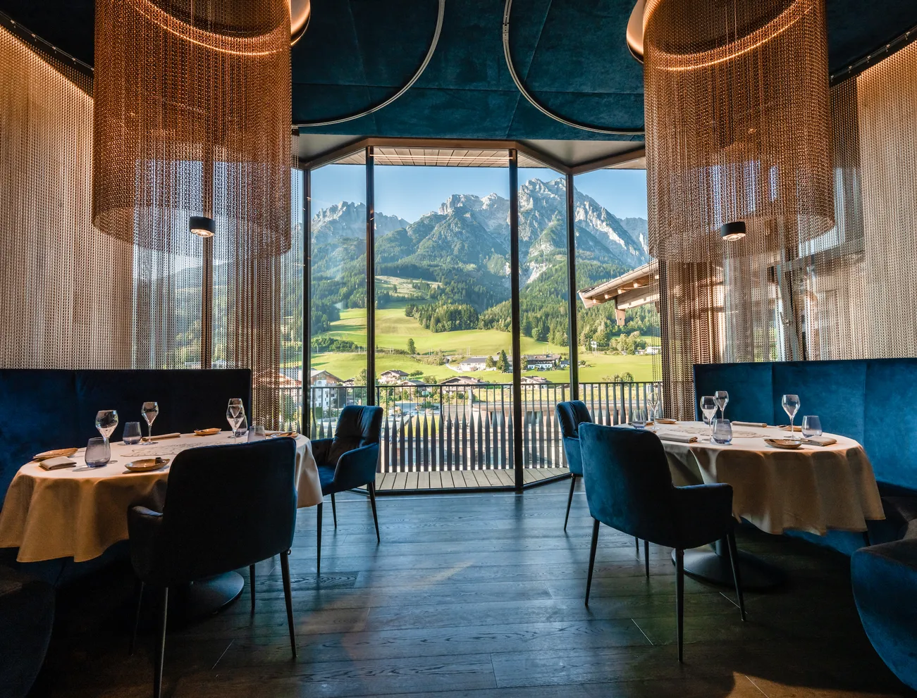 Elegantes Restaurant mit Bergblick durch große Glasfenster