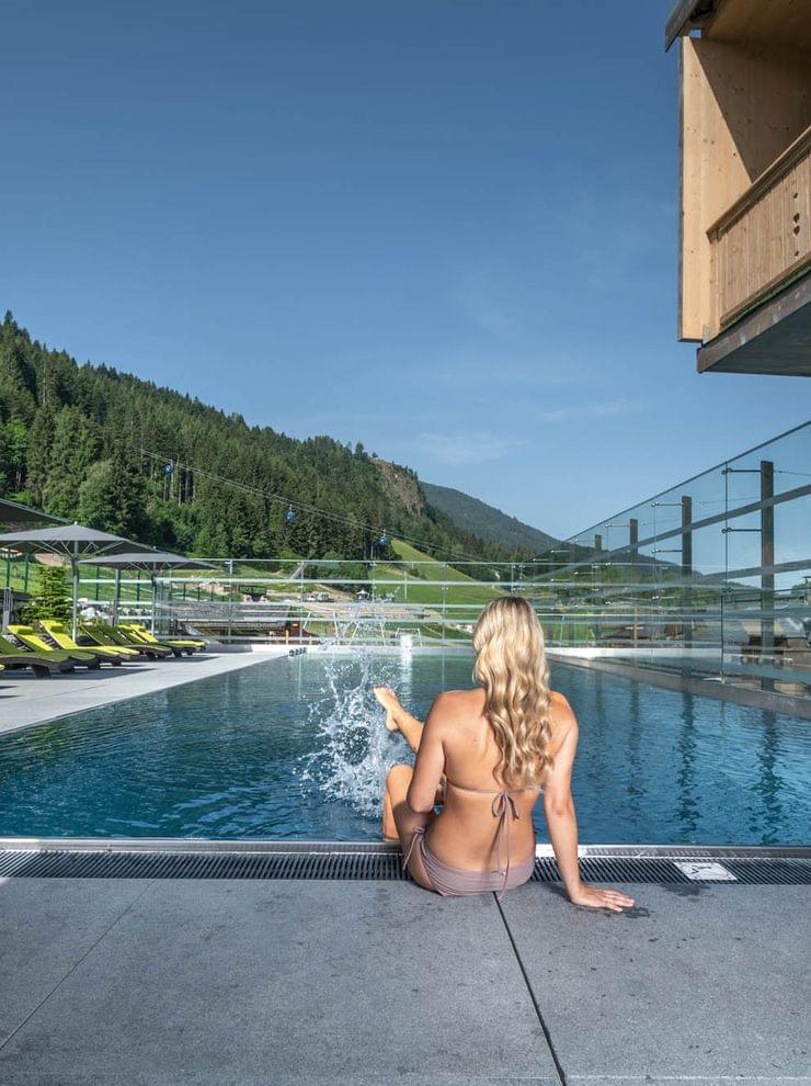 Gast am Familienpool Riederalm