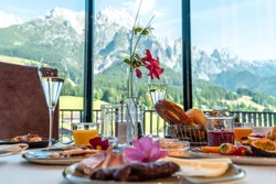 Luxuriöses Frühstück mit Sekt und Bergblick im Alpenhotel-Restaurant