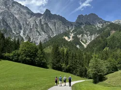 Die Wandergruppe von der Riederalm geht wieder Richtung Parkplatz Ullachtal. Die Berge im Hintergrund sind imposant.
