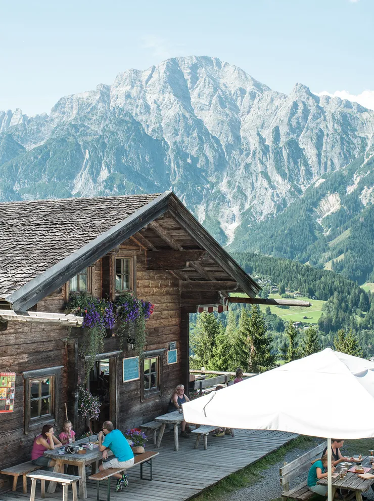 Almhütte mit Terrasse und Panoramablick auf die Alpenlandschaft