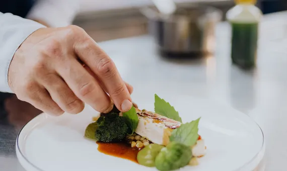 Dressing the dishes in the gourmet kitchen of the Riederalm