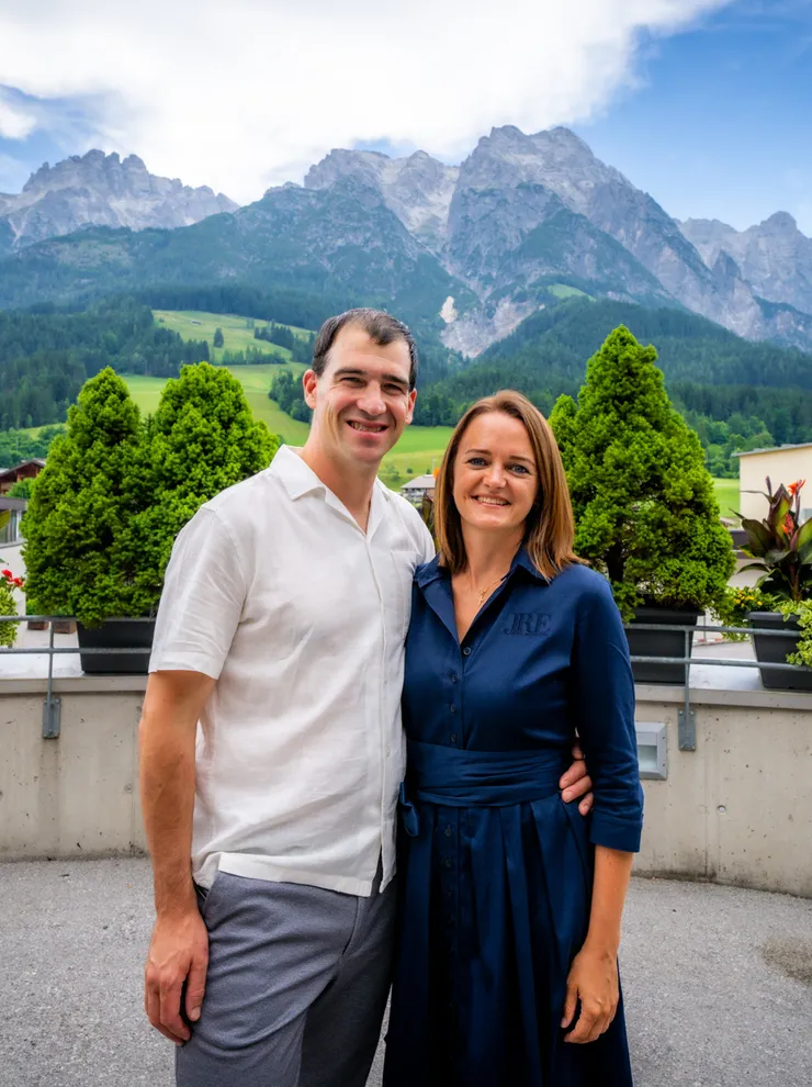 Andrea und Andreas Herbst Gastgeberpaar vor den Bergen