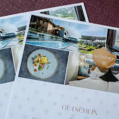 Wellnesshotel-Gutschein mit Bildern von Spa, Gourmetgericht und gemütlichem Zimmer