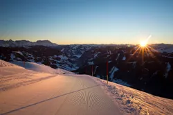 Skifahren mit Bergpanorama in Saalbach