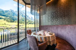 Eleganter Restauranttisch mit Ausblick auf Bergpanorama